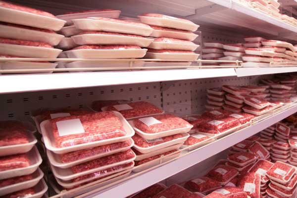 Sección de carnes en un supermercado